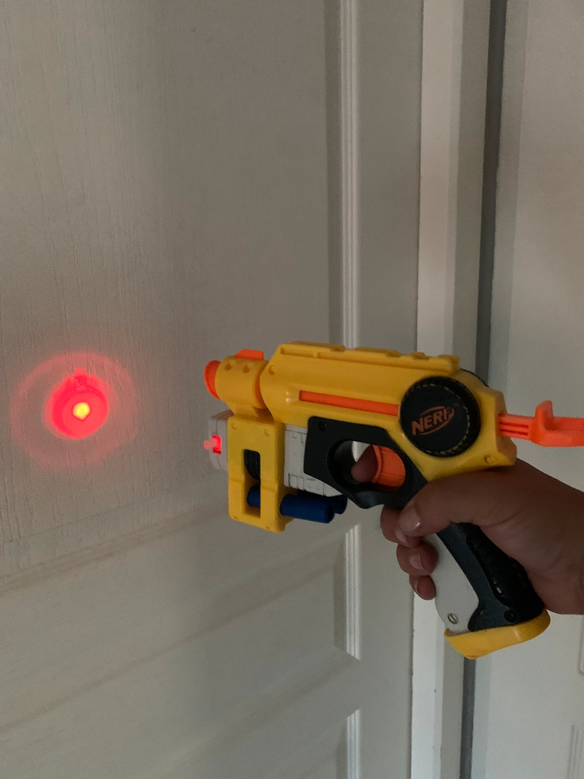 Pistolet nerf avec pointeur laser et 4 flèches