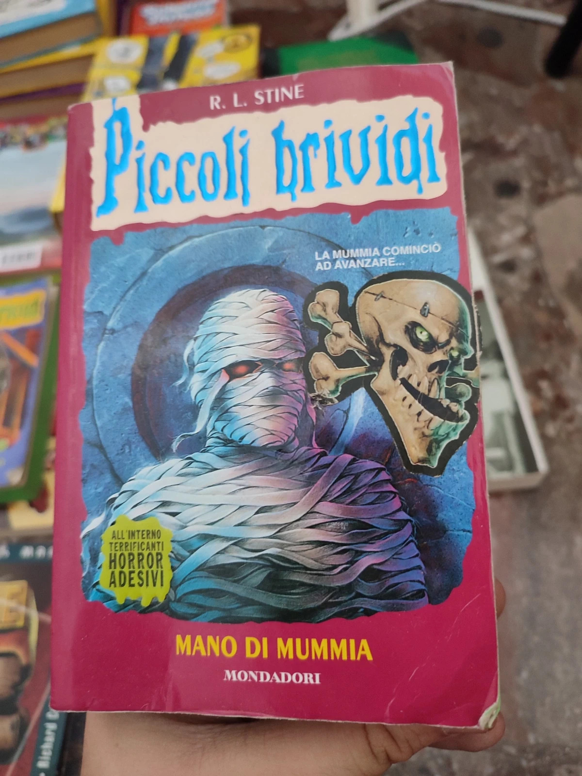 Mano di mummia. Piccoli brividi - Robert L. Stine - Libro - Mondadori - Piccoli  brividi