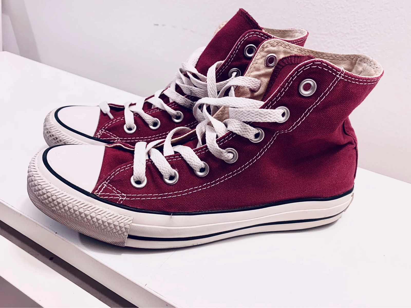 Converse bordeaux indossate best sale