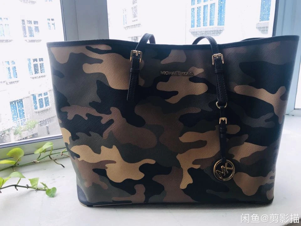Camouflage michael kors tote hotsell