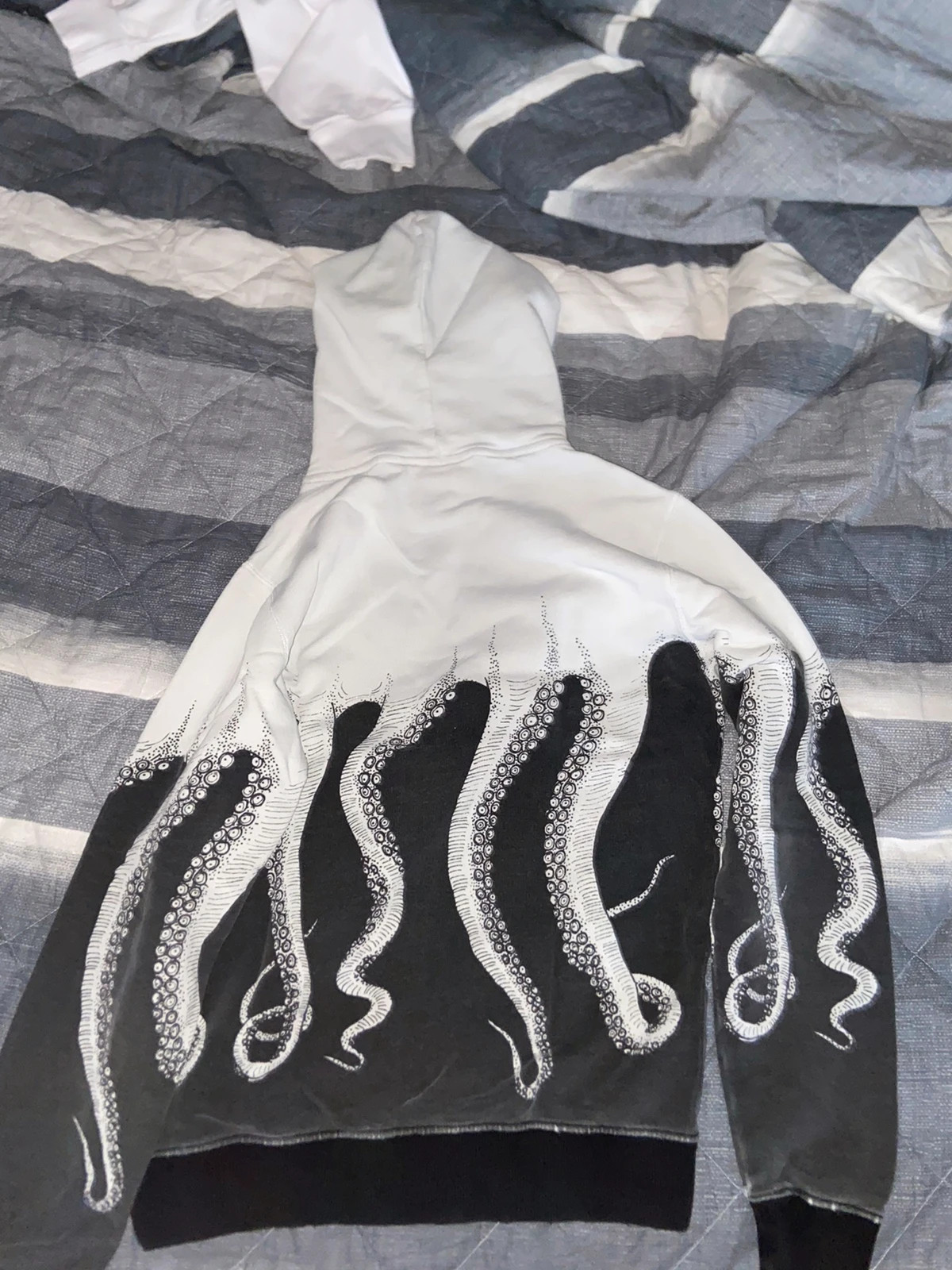 Felpa octopus bianca e top nera