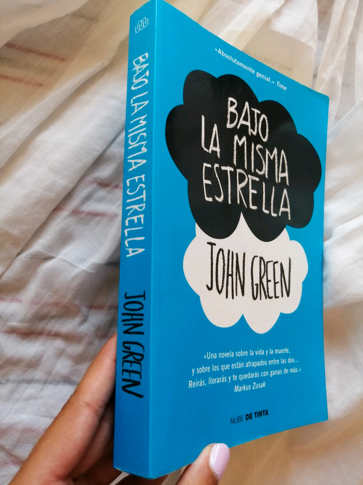 La novela «Bajo la misma estrella», el libro más vendido en España en el  2014