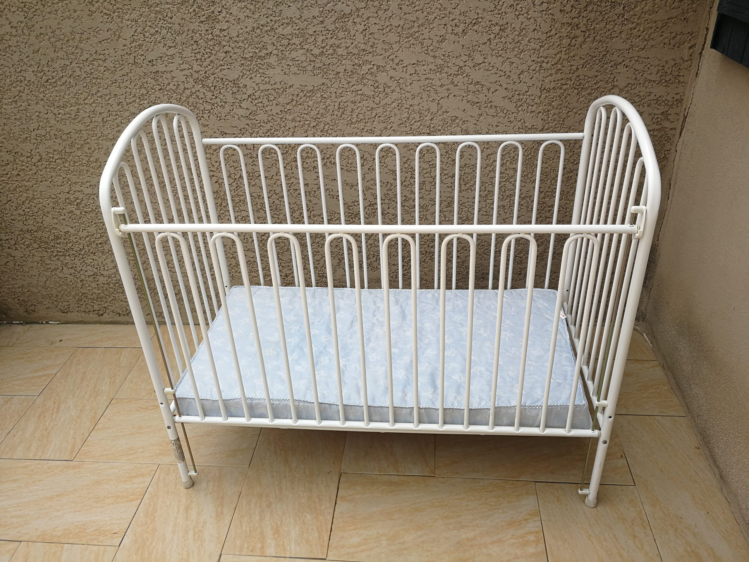 Lit bébé Lit bébé avec Matelas en Mousse Aloe Vera des Rails de Protection  Réglables en Hauteur Blanc Transformable en lit Enfant : : Bébé et  Puériculture