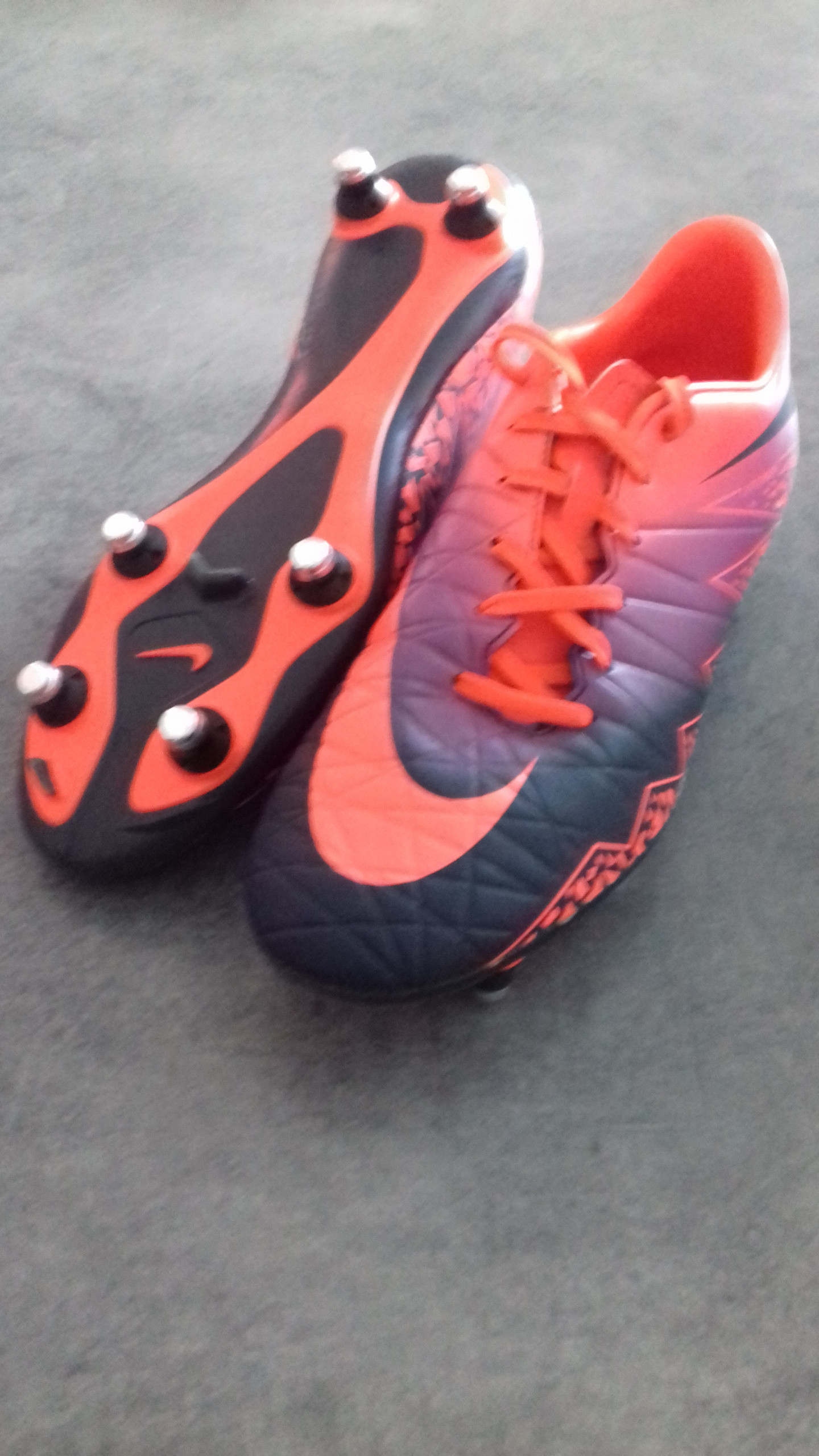 Crampons sale vissés hypervenom