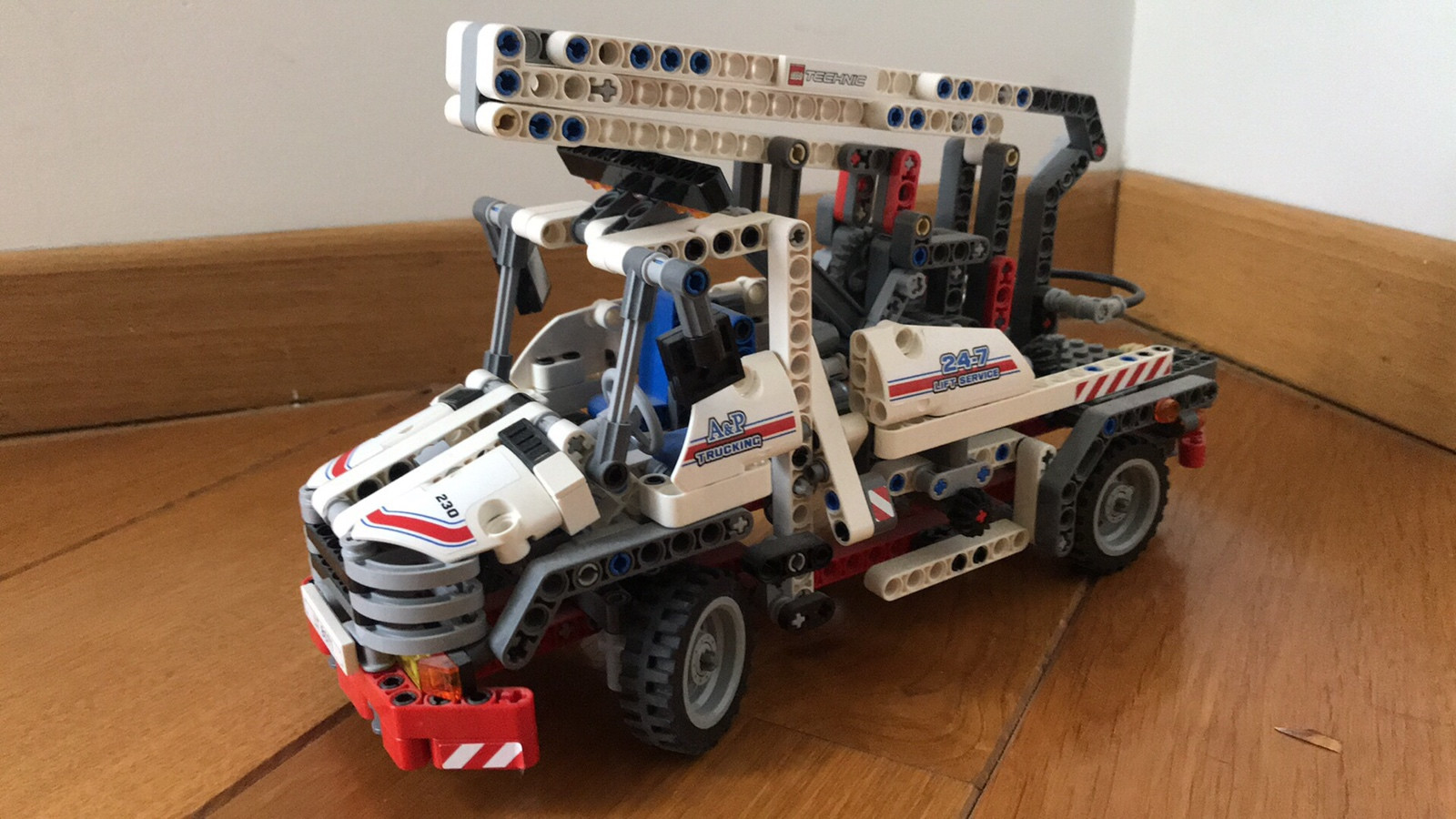 1x LEGO Technique Set Auto Camion Truck Avec Pont Élévateur Panier 8071  Blanc