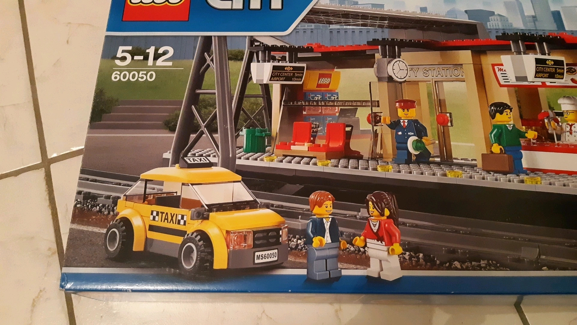 Lego City - 60050 - La Gare : : Jeux et Jouets
