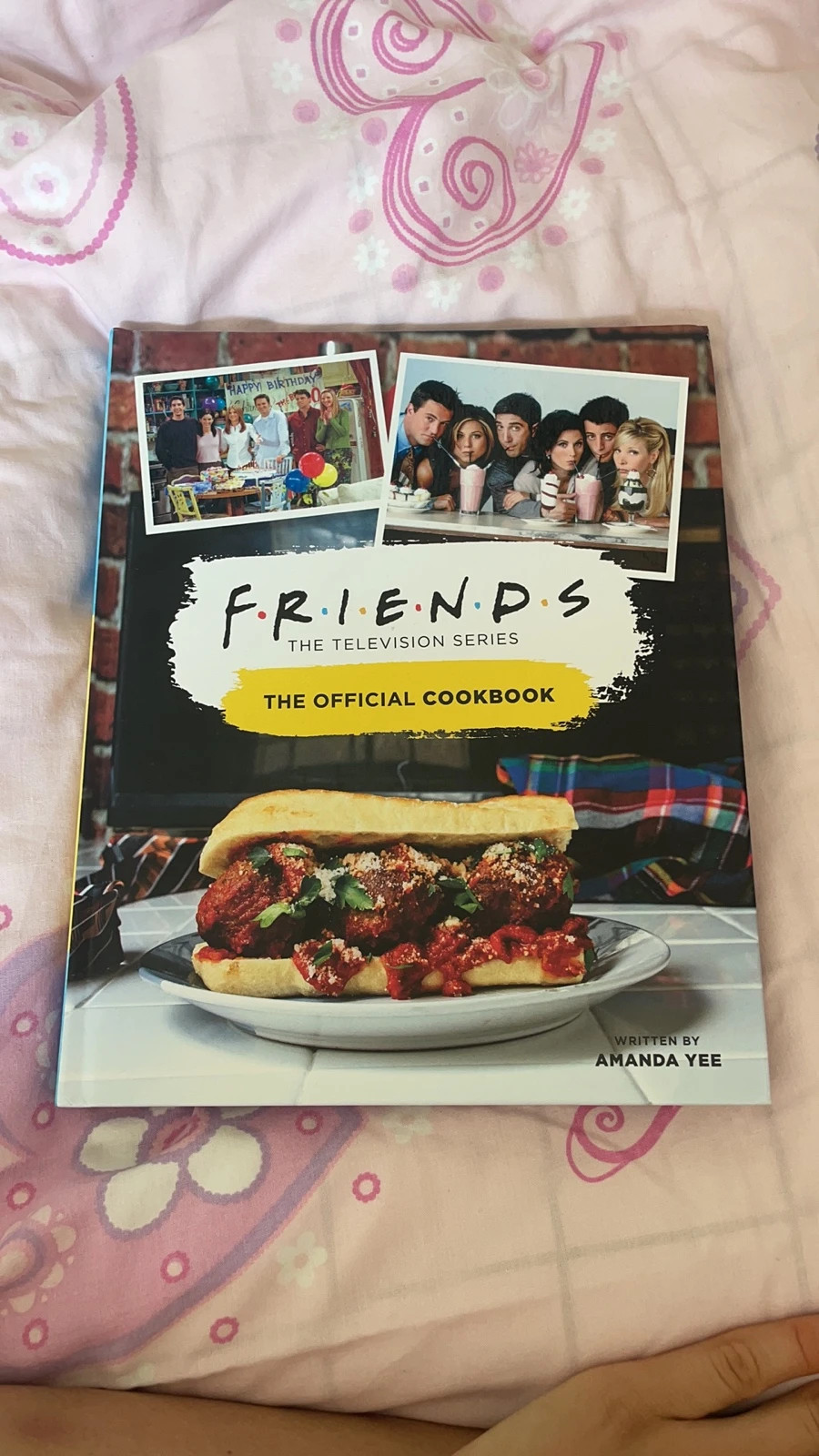 Friends: The Official Cookbook Gift Set (Friends TV Show, Friends  Merchandise), Book by Amanda Yee, Official Publisher Page