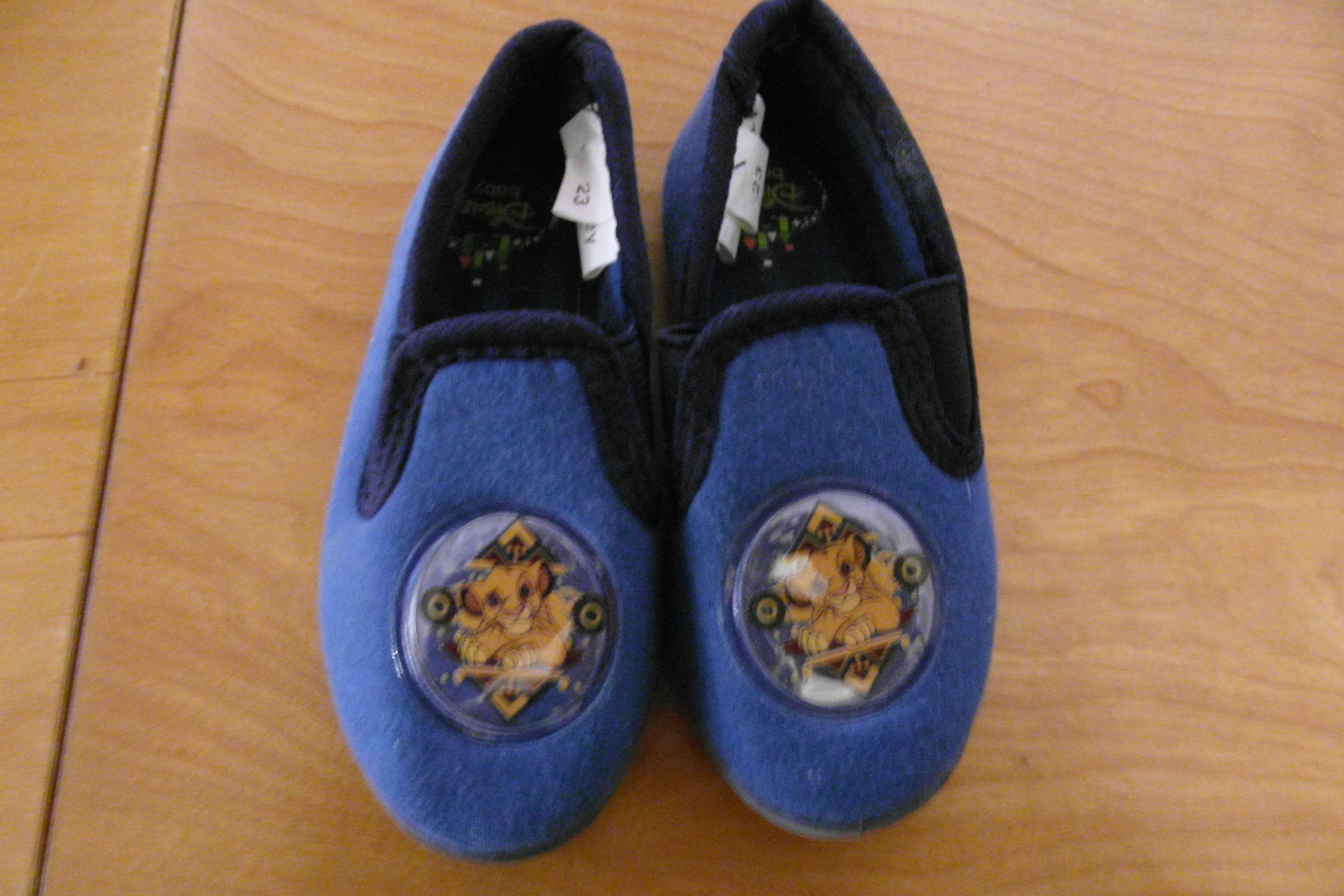 chausson petit garcon bleu le roi lion taille 23 Vinted