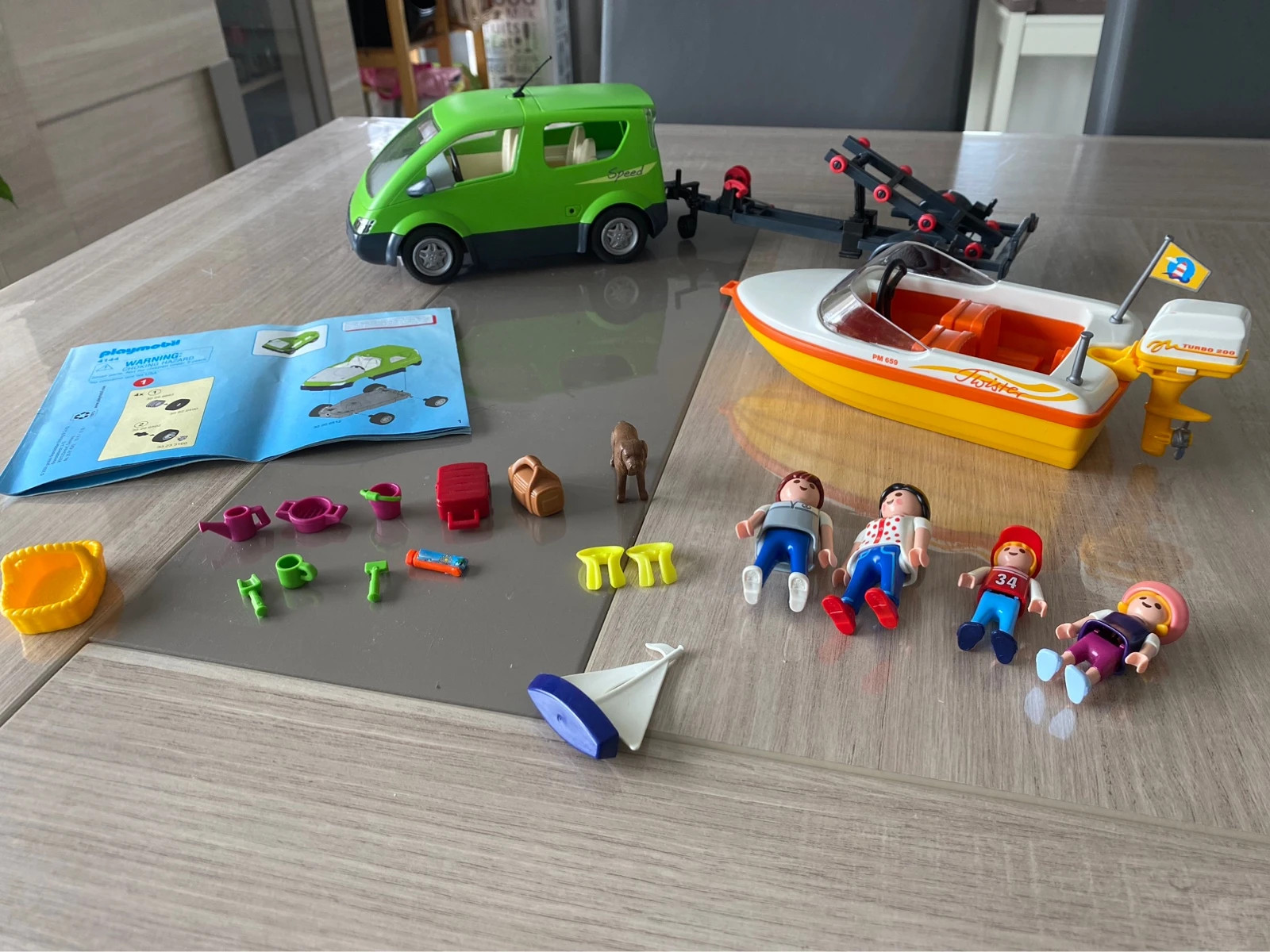 Playmobil - 4144 - Voiture familiale avec remorque porte-bateaux :  : Jeux et Jouets