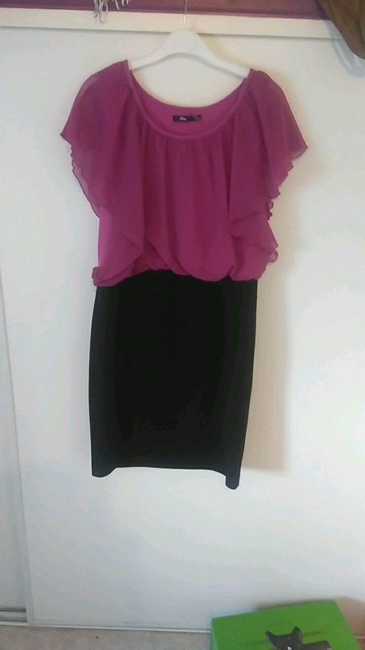 Robe moulant en bas et plus large en haut Vinted