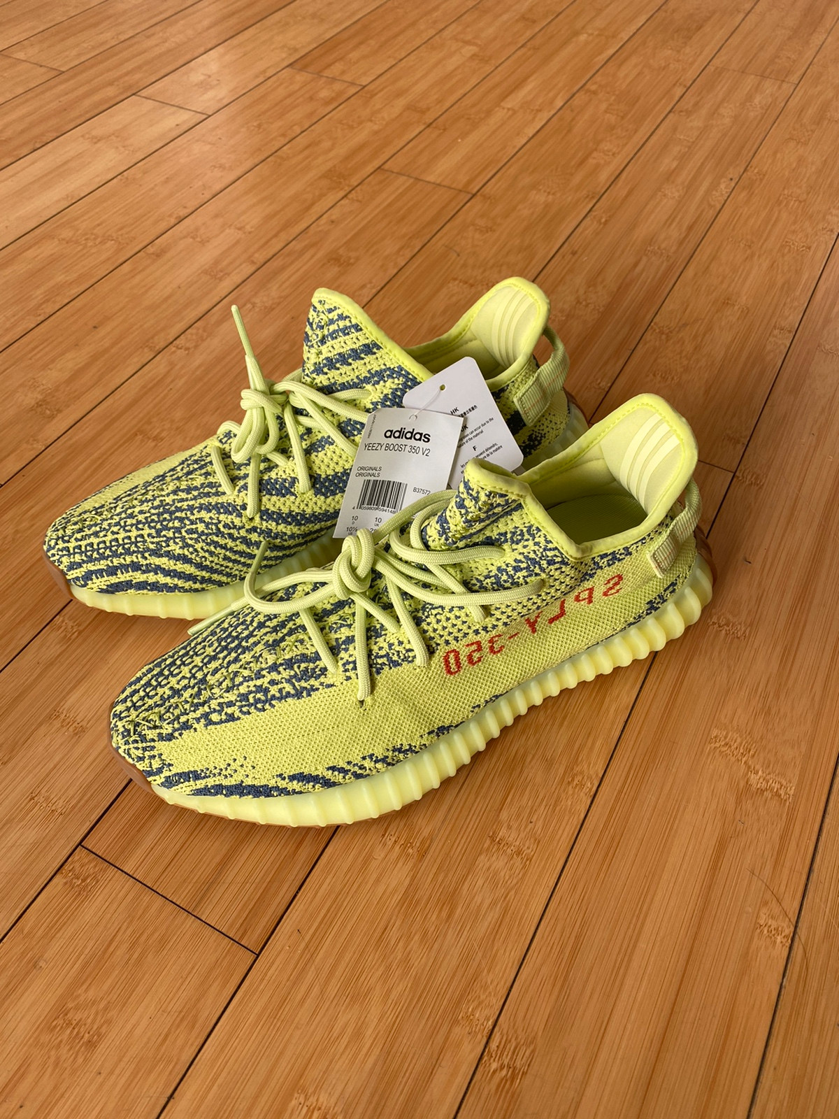 Basket yeezy jaune fluo bande grise Vinted