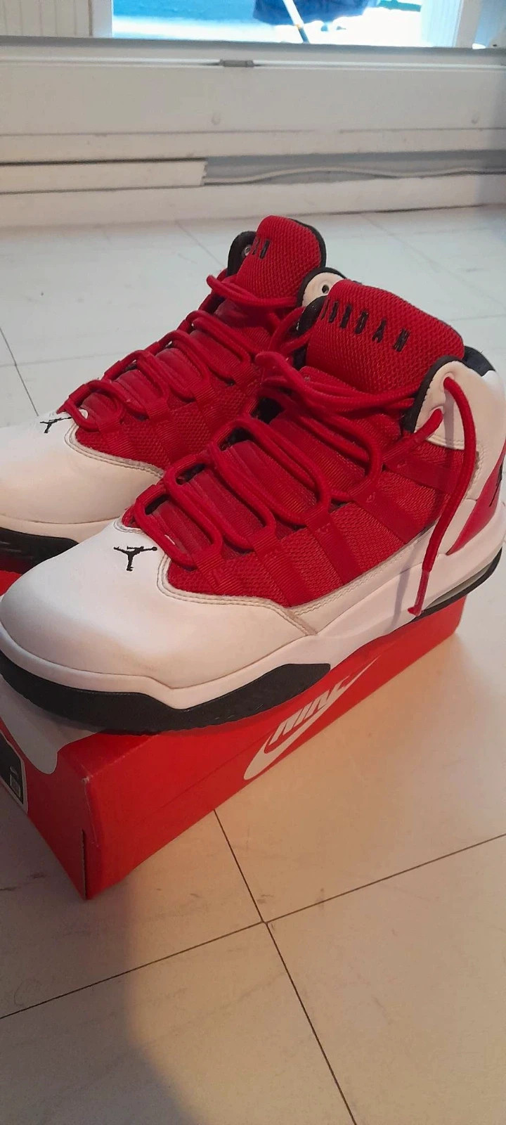 Jordan 11 retro rouge et blanc Vinted