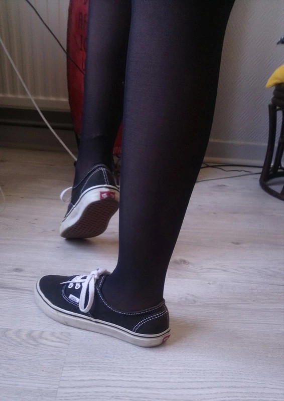 Vans noires et blanches avec le Vans rouge un basique Vinted