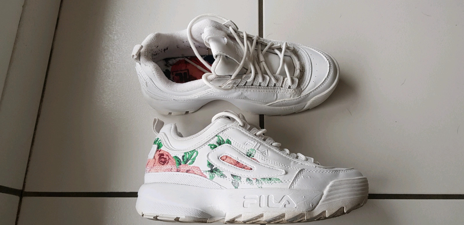 Fila noir avec des fleurs best sale
