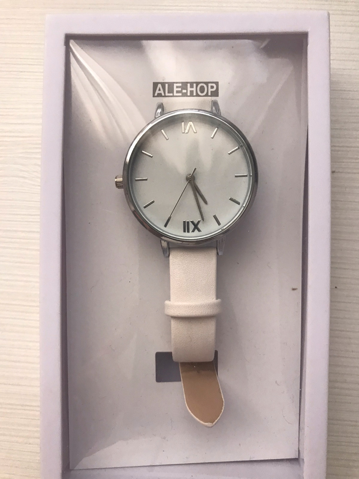 Reloj blanco del Ale hop Vinted