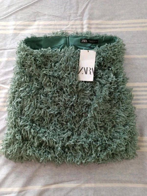 Falda mini verde, de plumas, de Zara