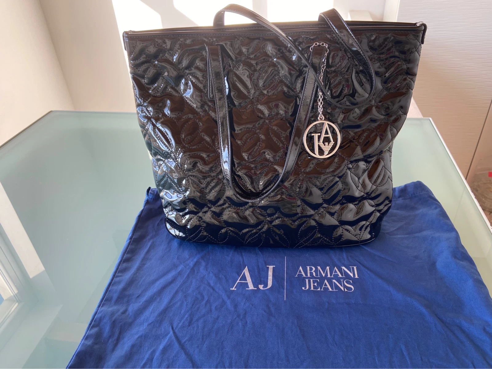 Borsa a spalla in vernice nera lucida Armani Jeans Vinted