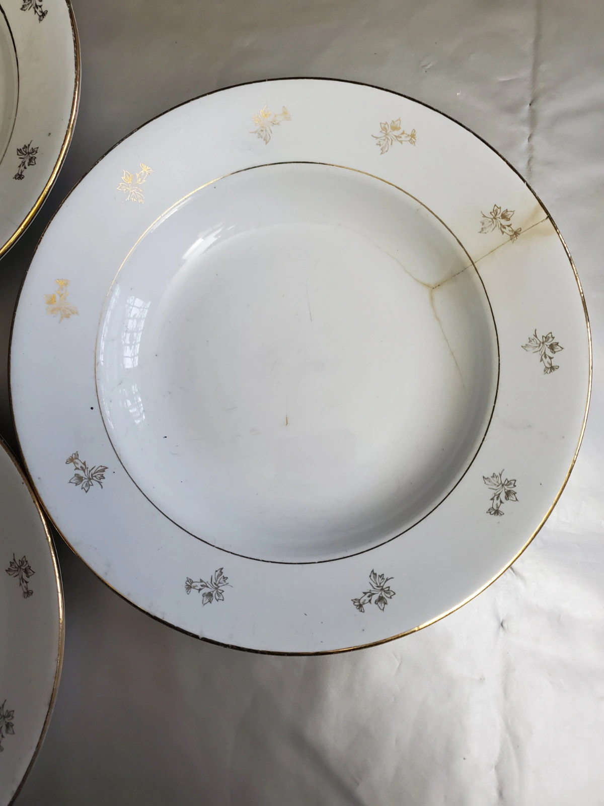 LOT DE 9 ASSIETTES CREUSES BLANCHE & DORÉ POREYLOR L'AMANDIN – Luckyfind