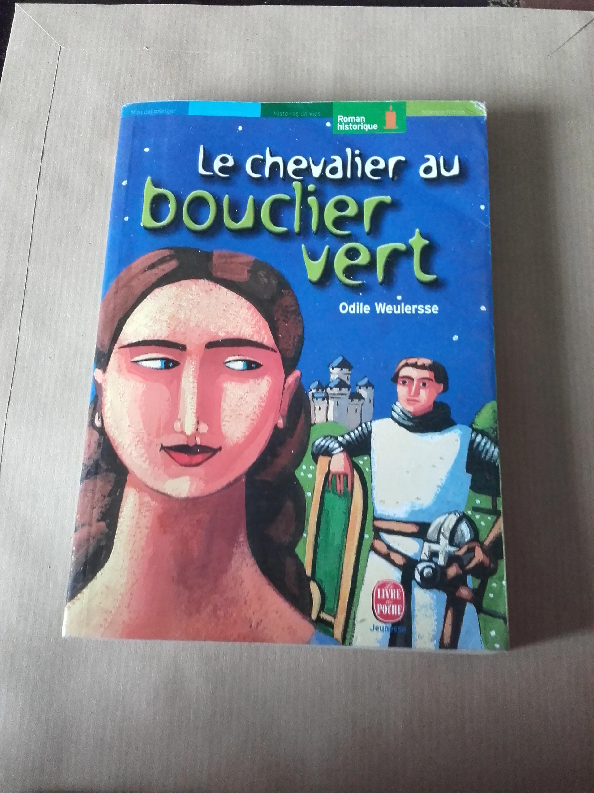 LIVRE DE POCHE JEUNESSE- LE CHEVALIER AU BOUCLIER VERT / ODILE