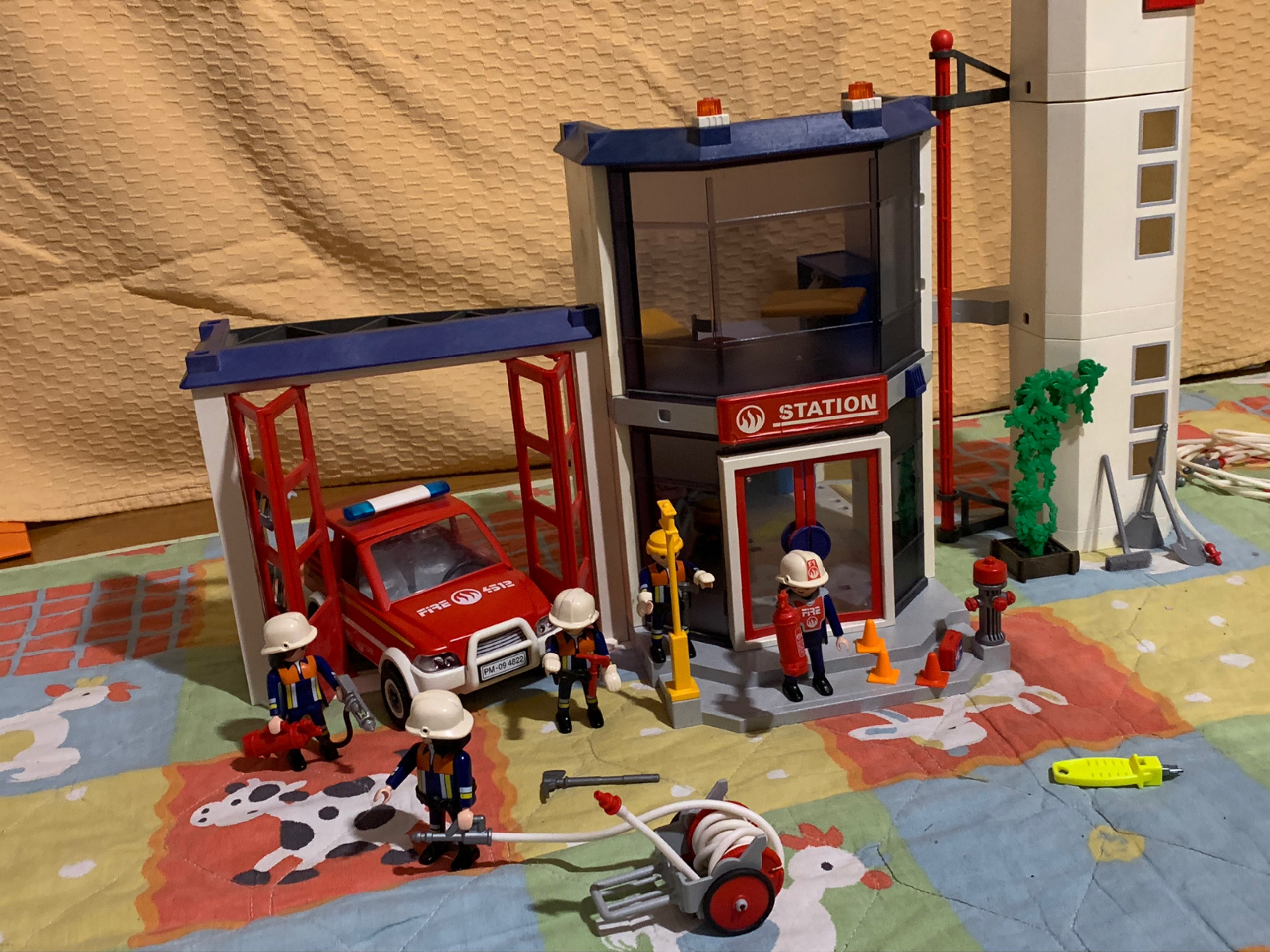 Playmobil - 4819 - Jeu de construction - Caserne de pompiers : :  Jeux et Jouets