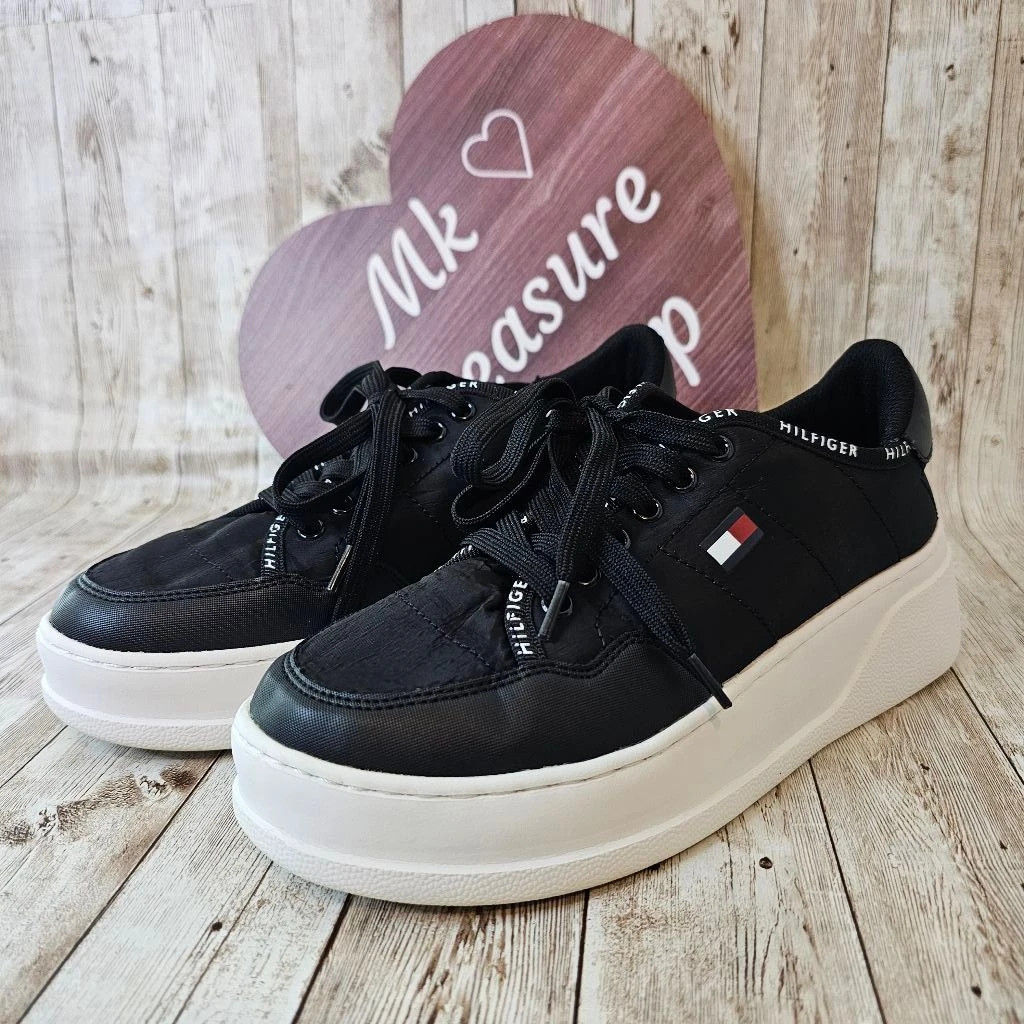 Tommy Hilfiger Women s Grazie Lightweight Lace Up Sneakers Black Vinted