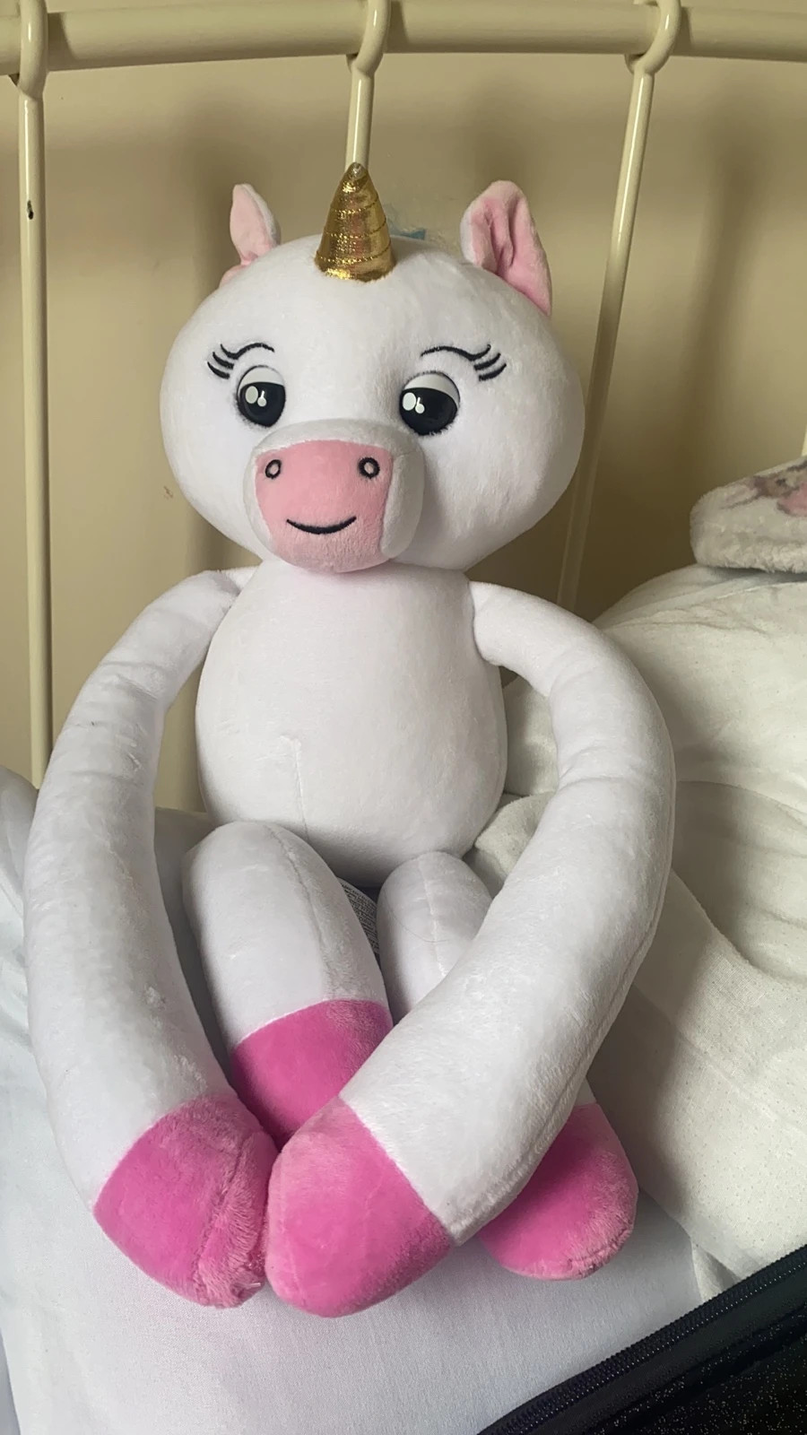 Fingerlings hugs unicorn on sale