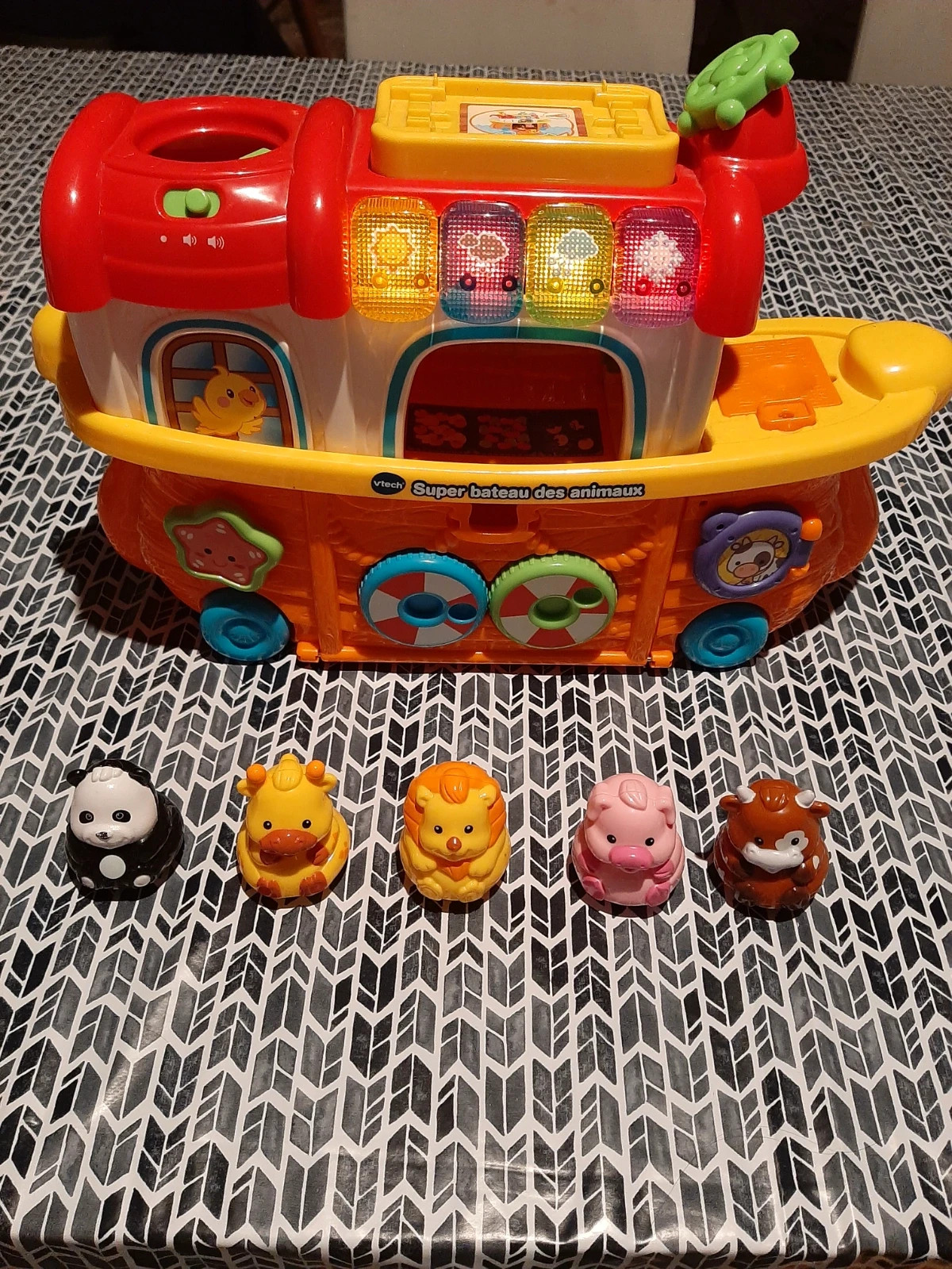 VTech - Tut Tut Animo, Super Bateau des Animaux, Jouet Interactif Enfant, 6  Figurines Animaux Culbuto, 1 Zone Magique, Cadeau Garçon et Fille de 1 An