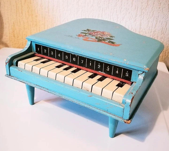 Jouet ancien petit piano en bois Pianocolor Jouets JRAAS des