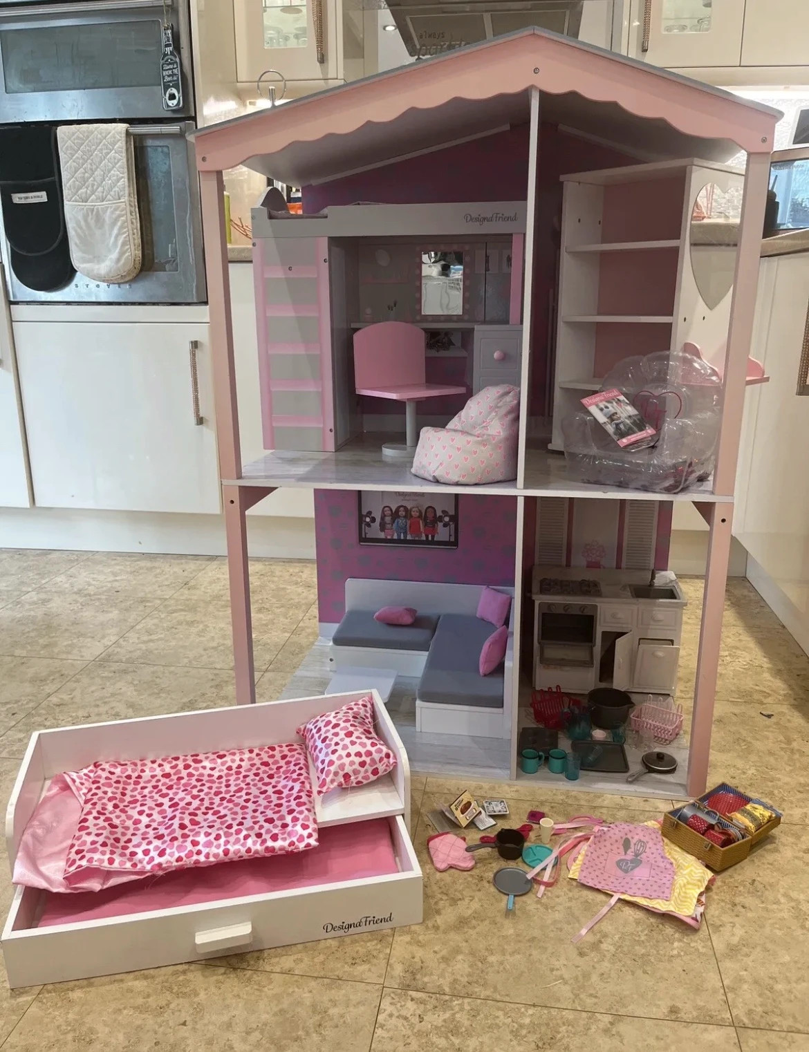 Designafriend online dolls house