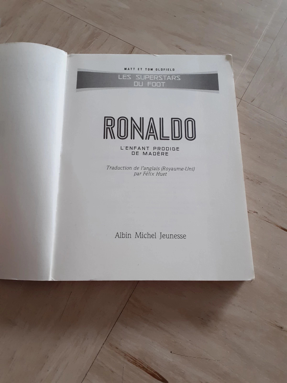 Ronaldo: L'enfant prodige de Madère : Oldfield, Matt & Tom: :  Livres