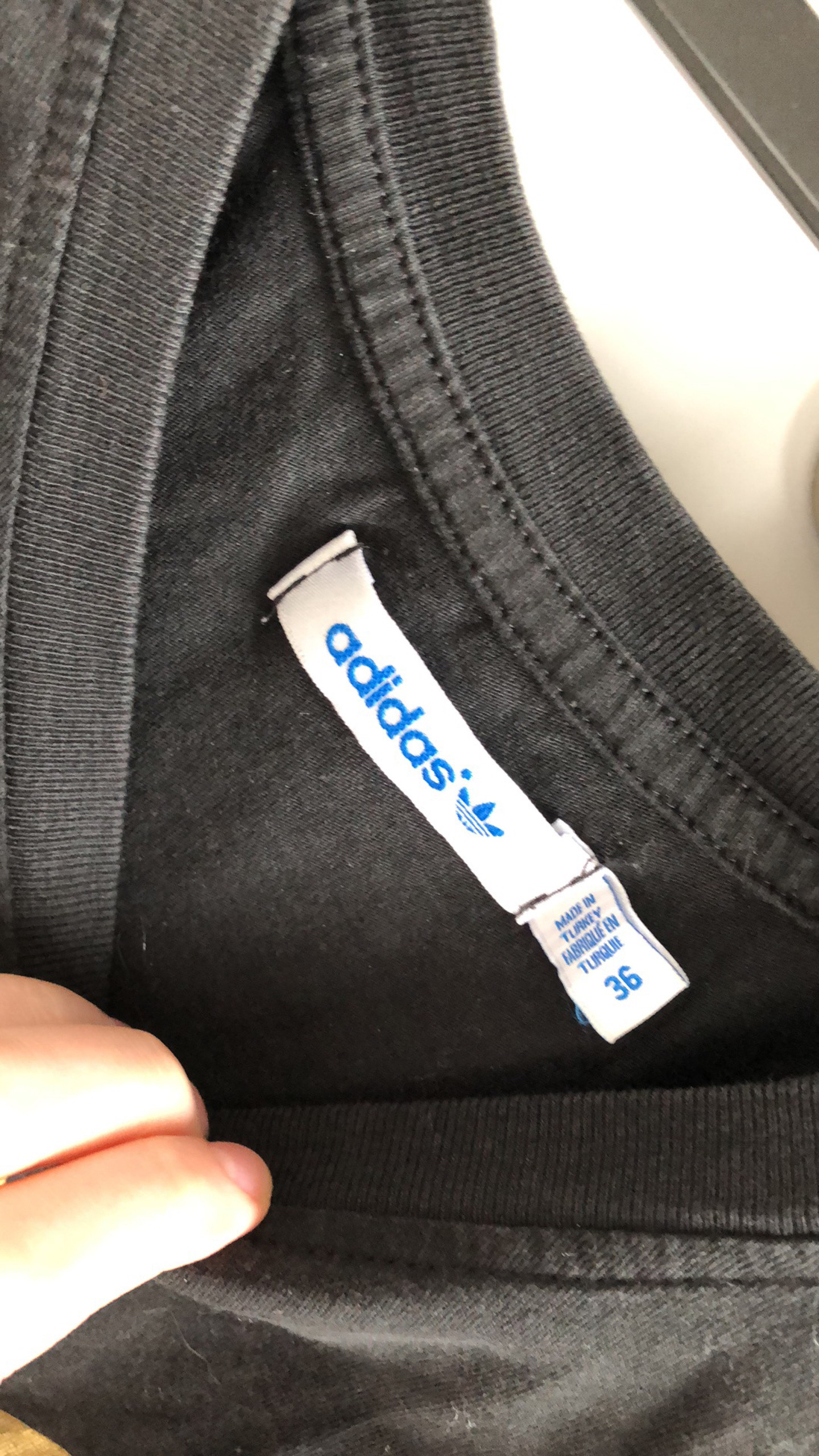 Tee shirt Adidas noir et dore