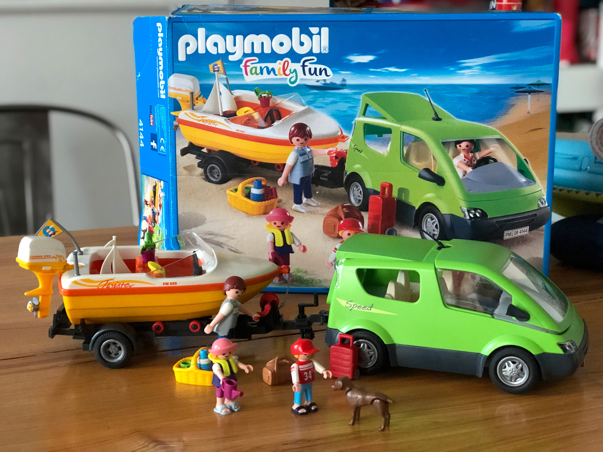 4144 - Playmobil Family Fun - Voiture familiale avec remorque