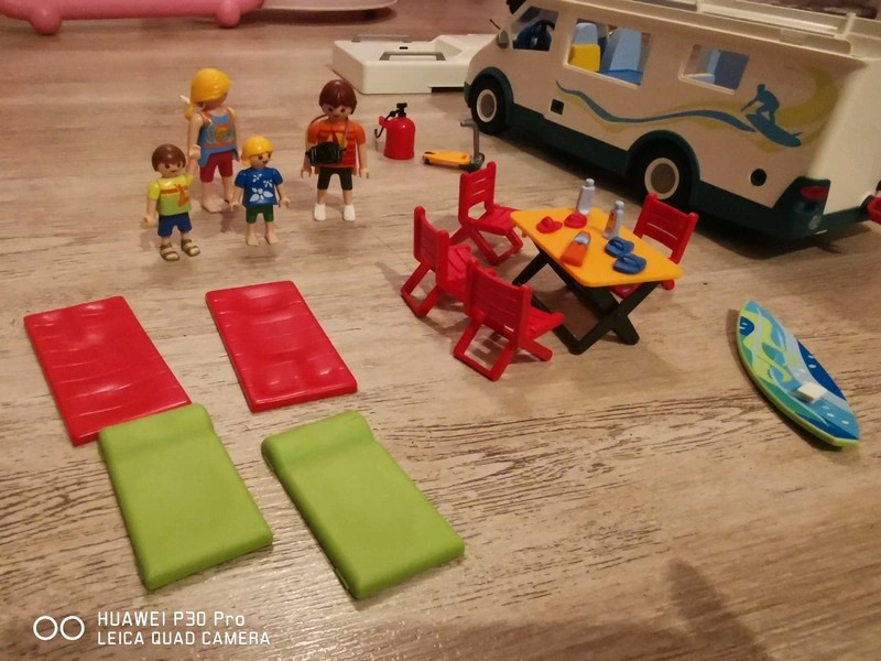 Camping car playmobil avec personnages et accessoires