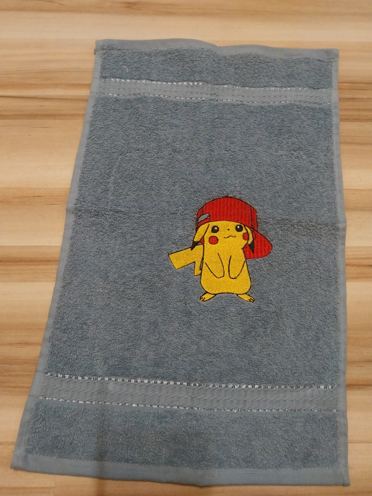 Ręcznik do rąk dla dziecka do przedszkola z imieniem Pikachu pokemon