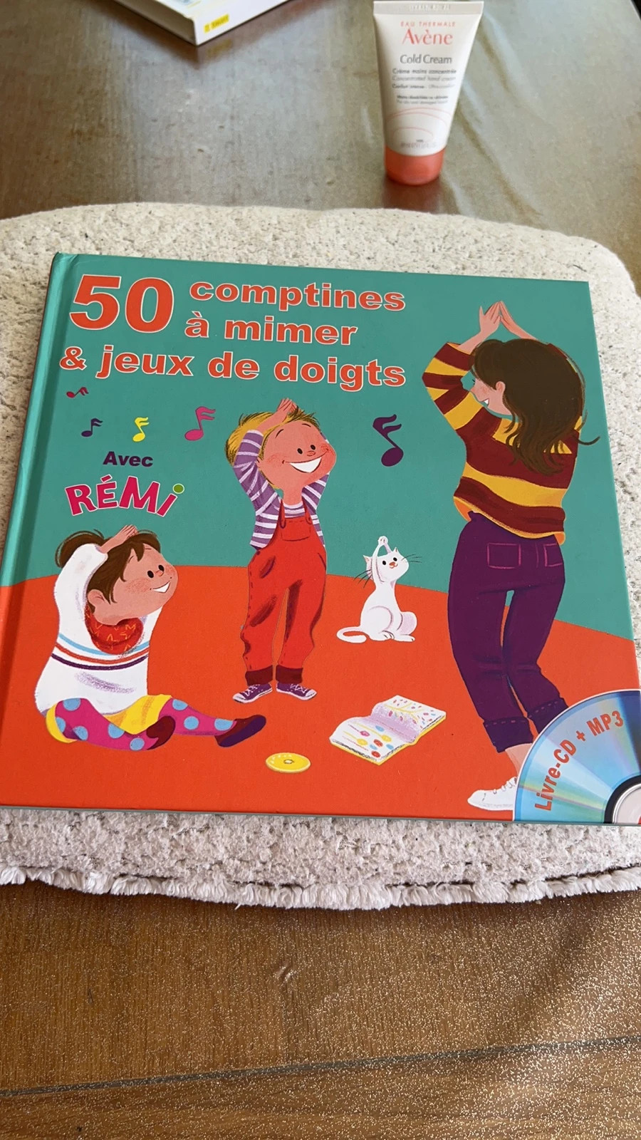 LIVRE CD 80 COMPTINES À MIMER & JEUX DE DOIGTS