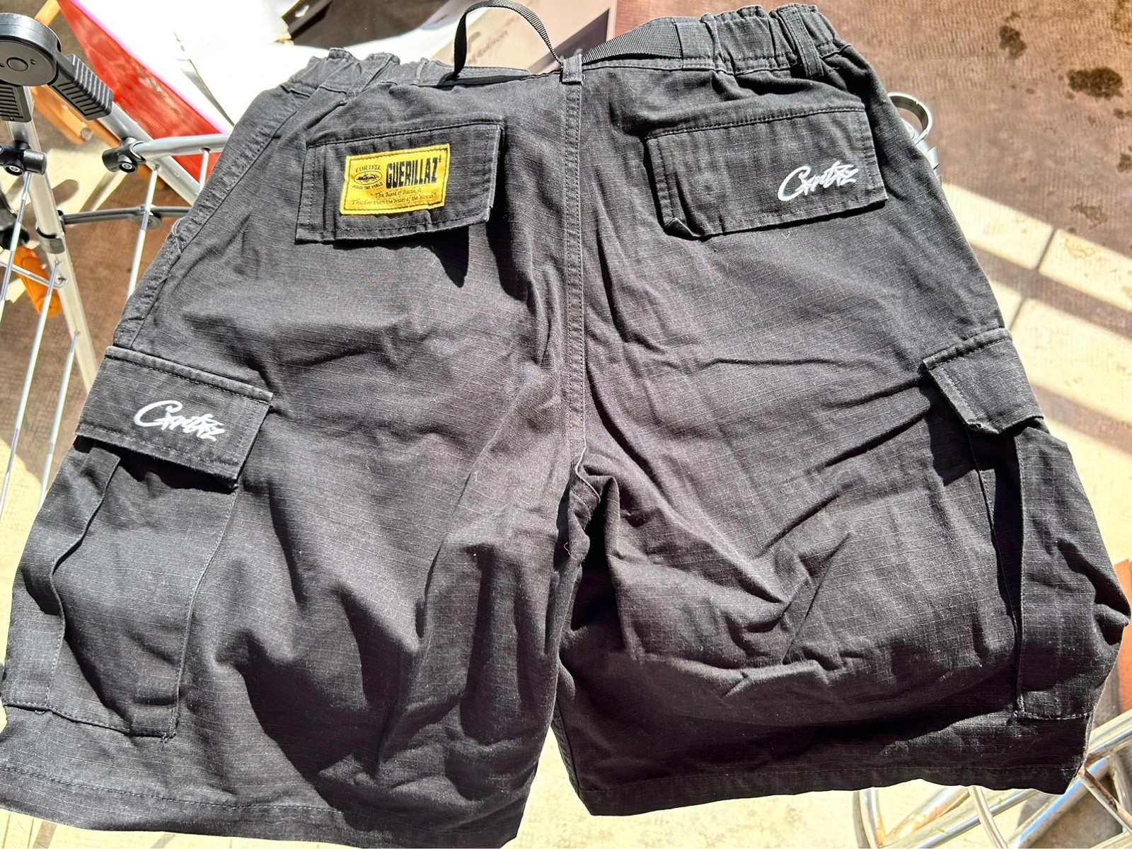 Corteiz Guerillaz 21' Cargo Shorts Beige Hombre - US