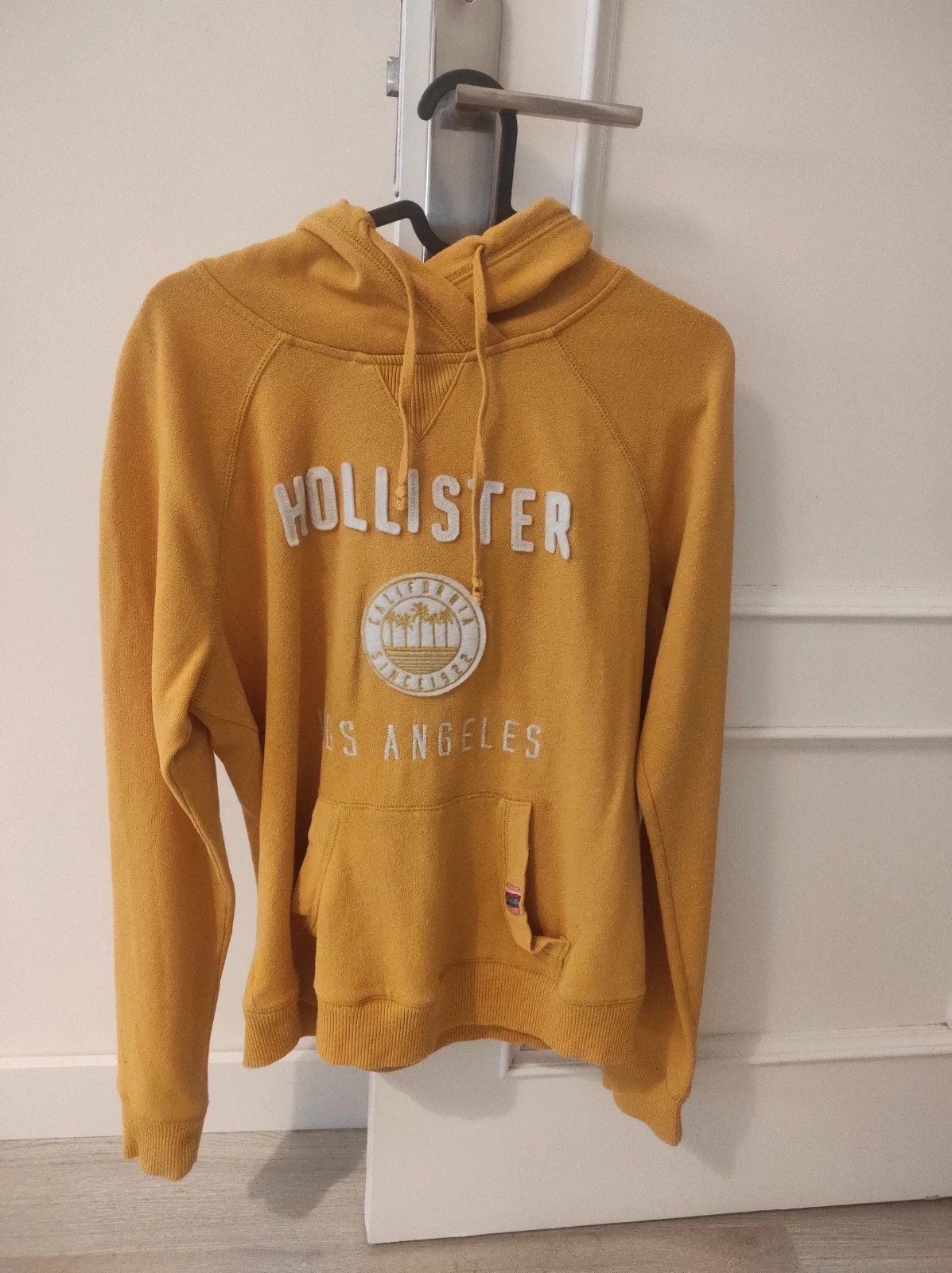 Sudadera hollister sales amarilla