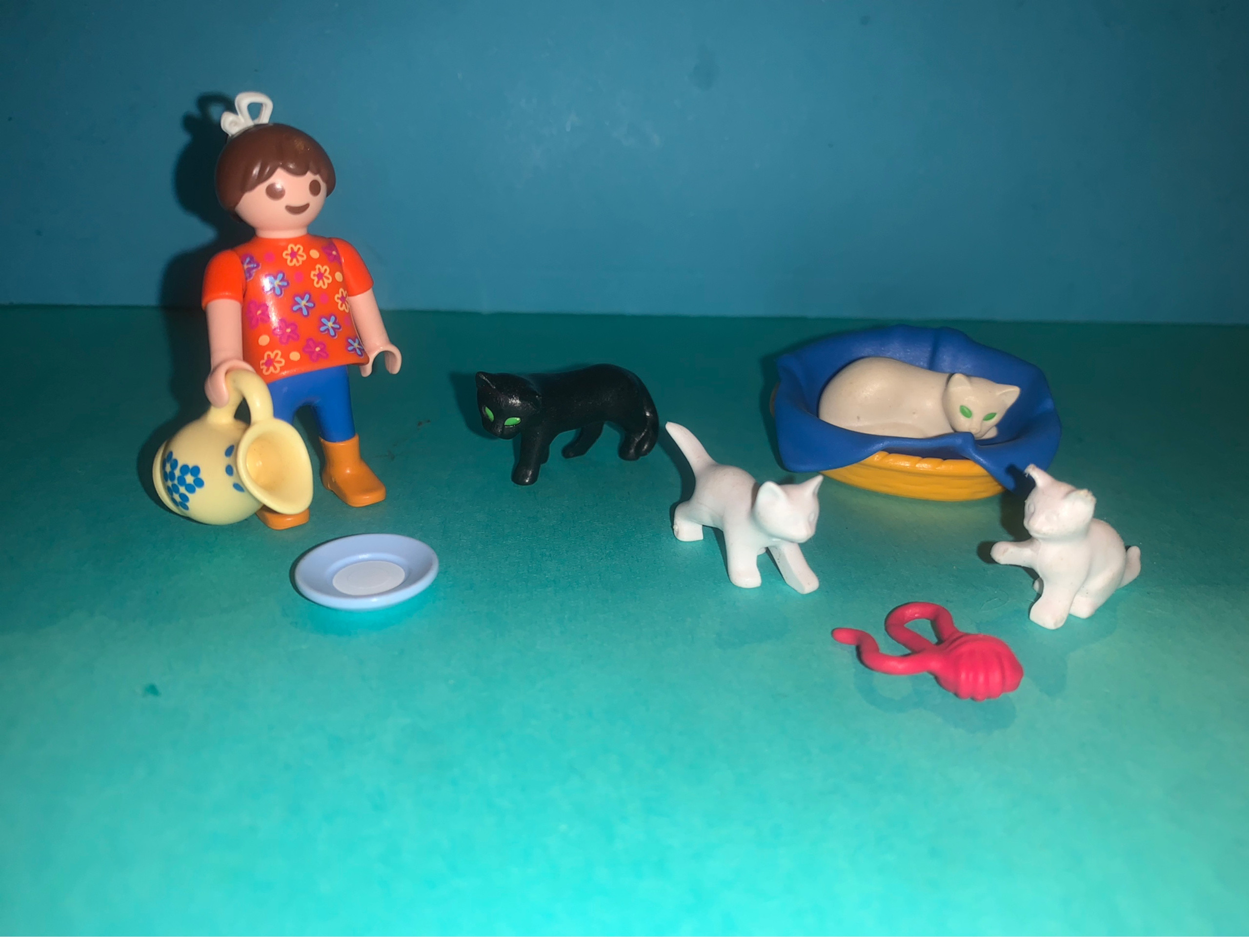 Famille de chats et enfant - 10 Pièces - Référence 5126 fabriquée par  PLAYMOBIL