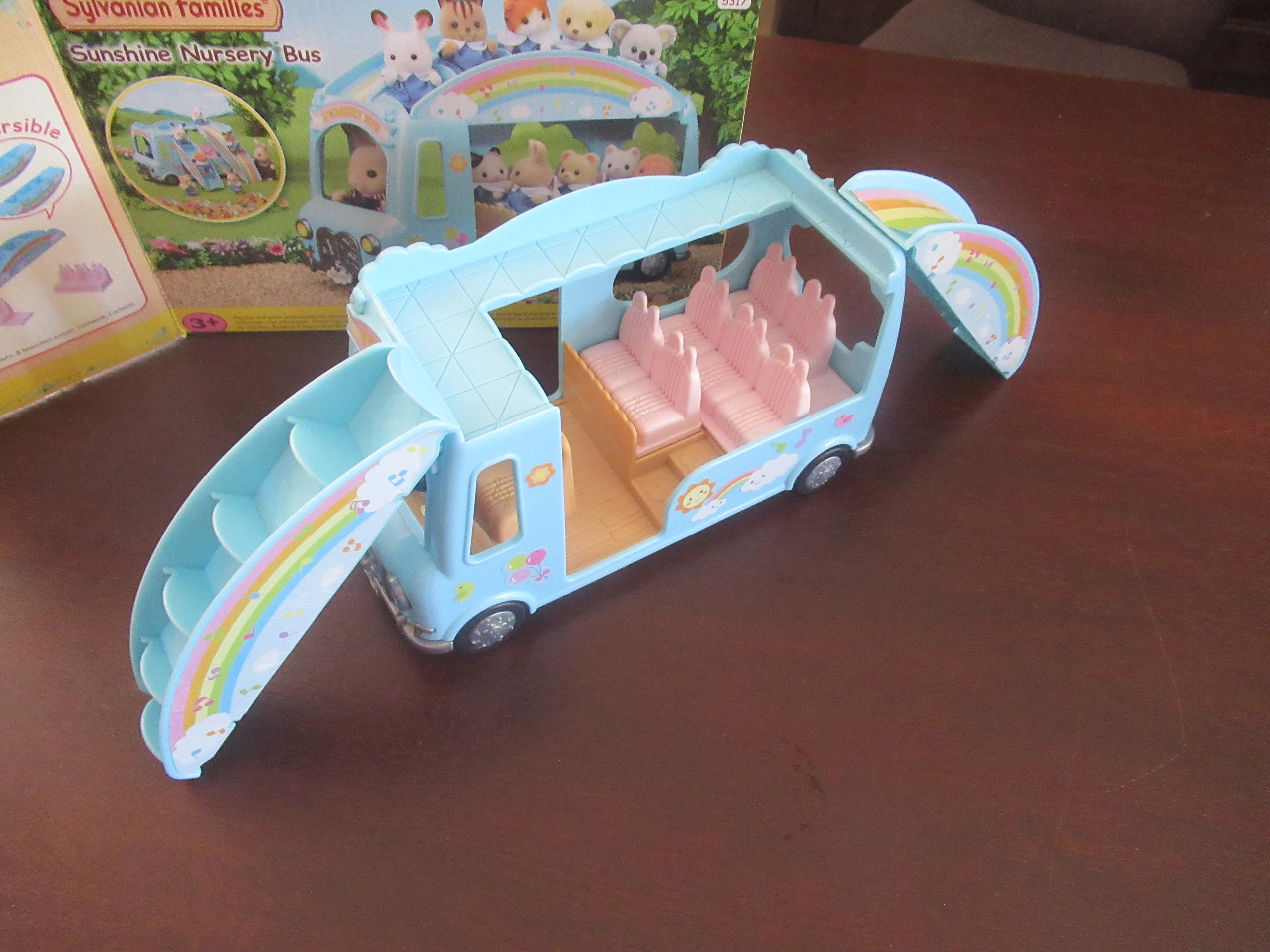 Sylvanian Families® Figurine bus arc-en-ciel des bébés 5317