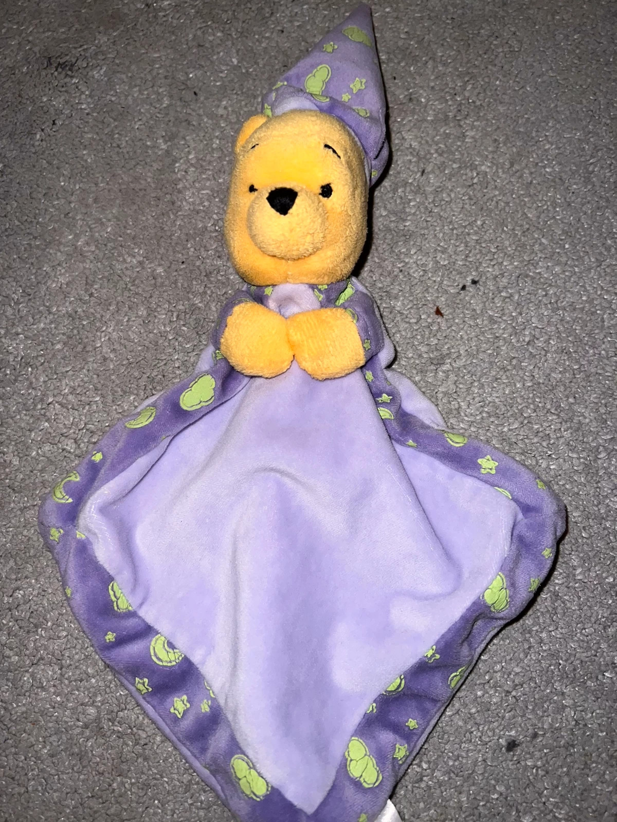 Doudou Winnie l'ourson Disney qui brille dans le noir