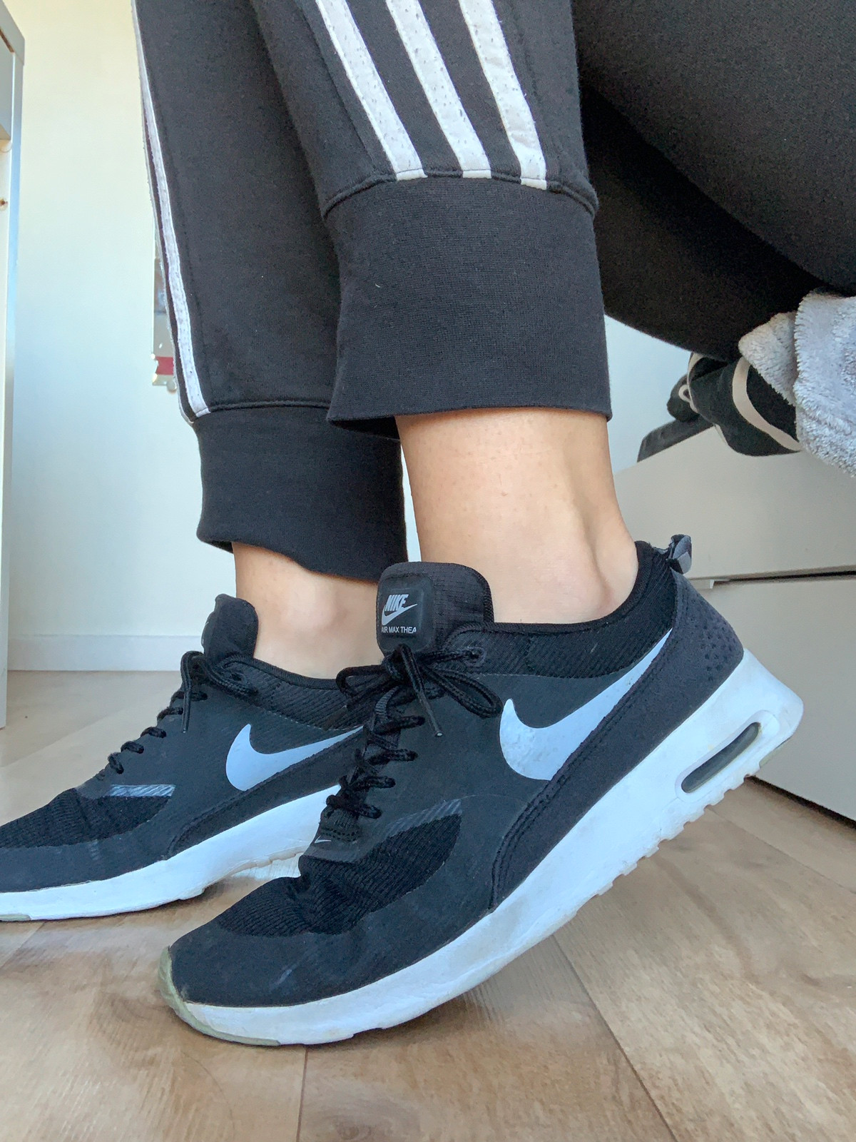 Black and white nike thea womens sales