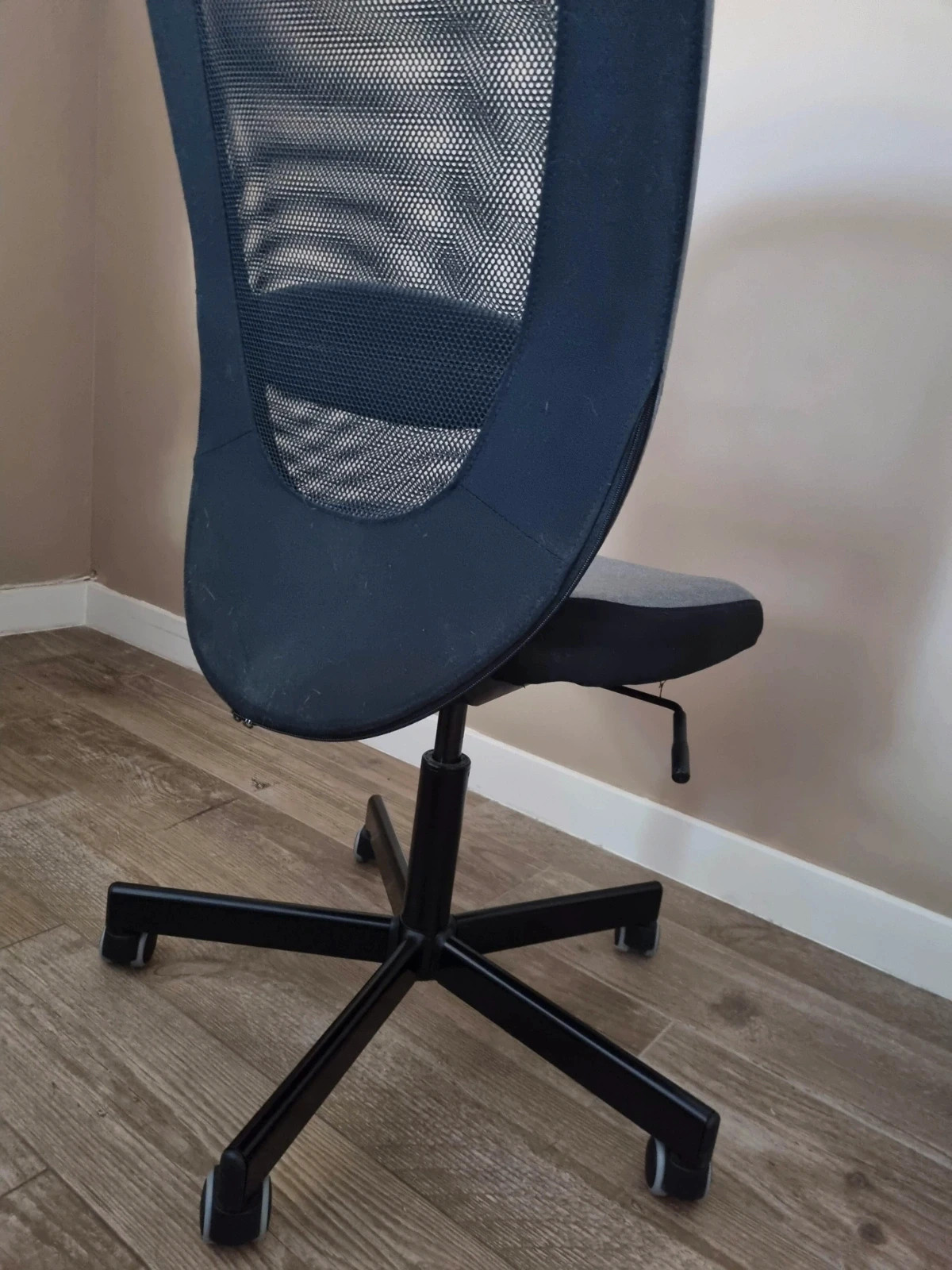 Comment réparer une chaise de bureau qui descend ?