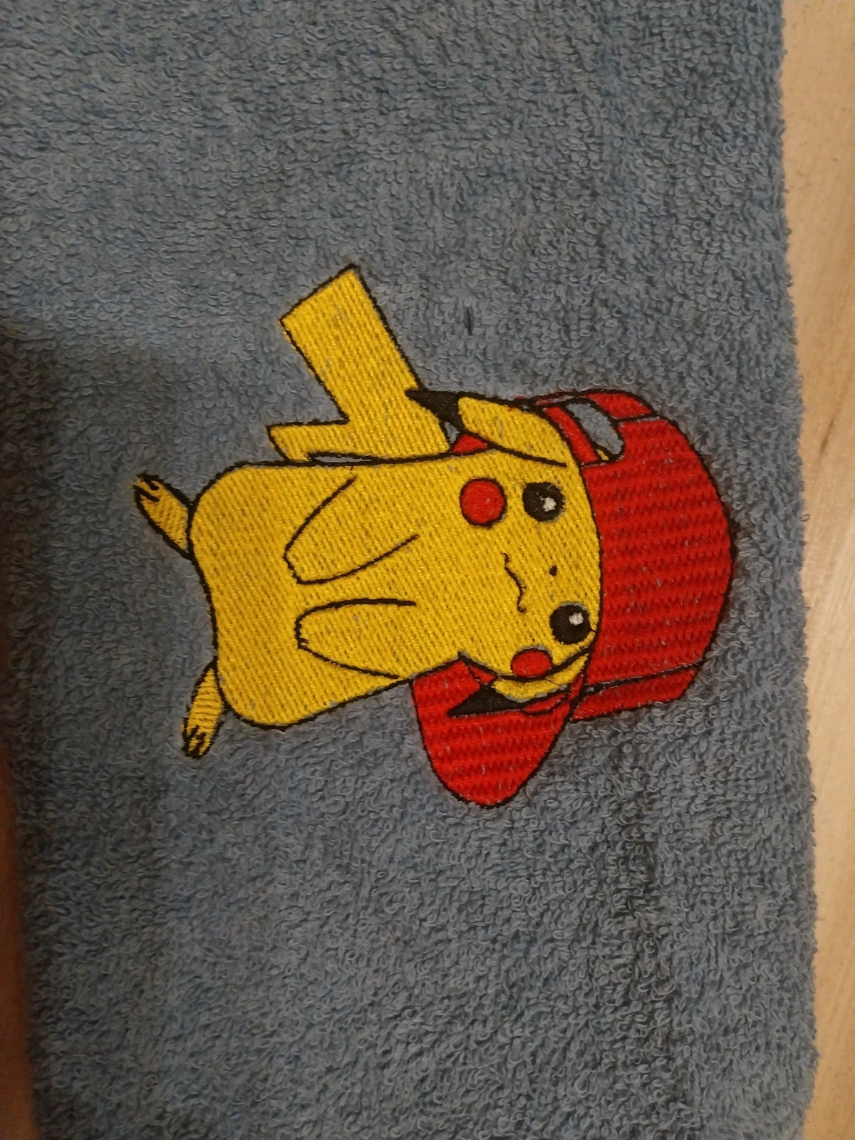 Ręcznik do rąk dla dziecka do przedszkola z imieniem Pikachu pokemon