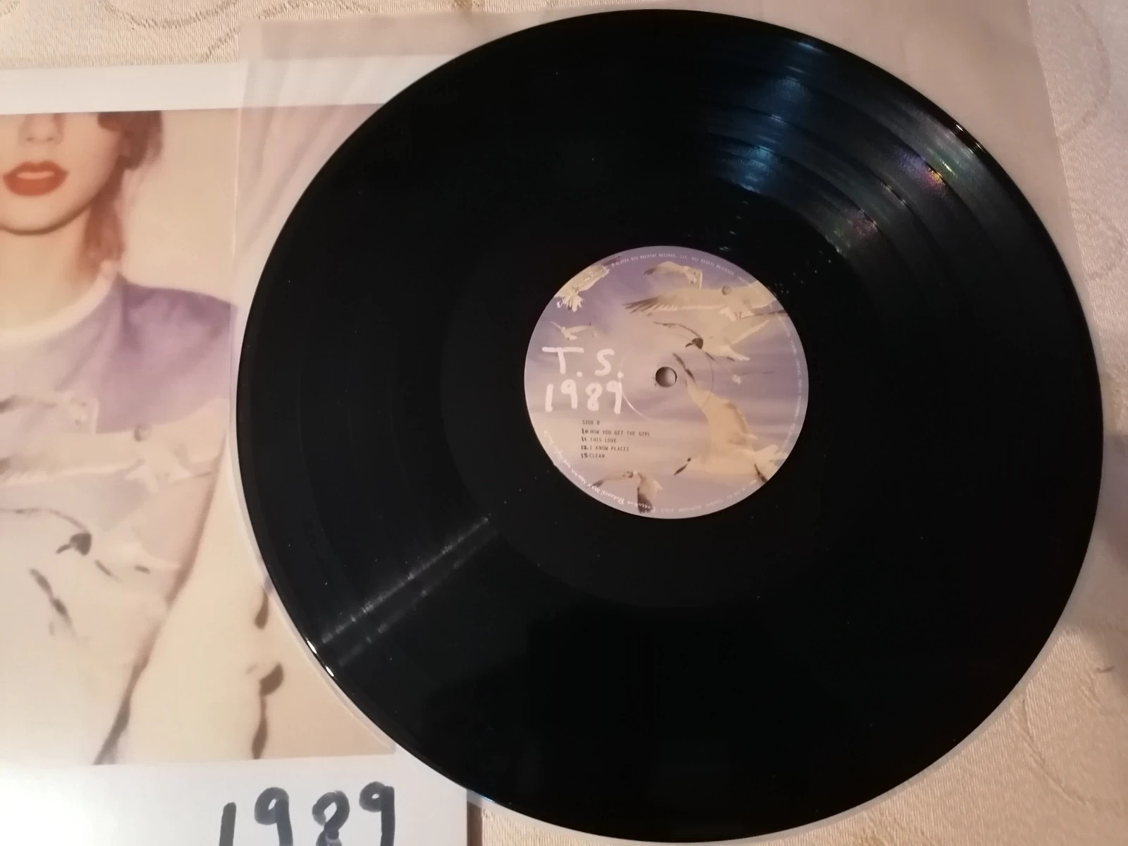 Taylor Swift España on X: En vinted se vende una versión limitada del  vinilo de '1989' rosa/mármol y firmado (supuestamente) por Taylor Swift,  por 1.500€ LOL  / X