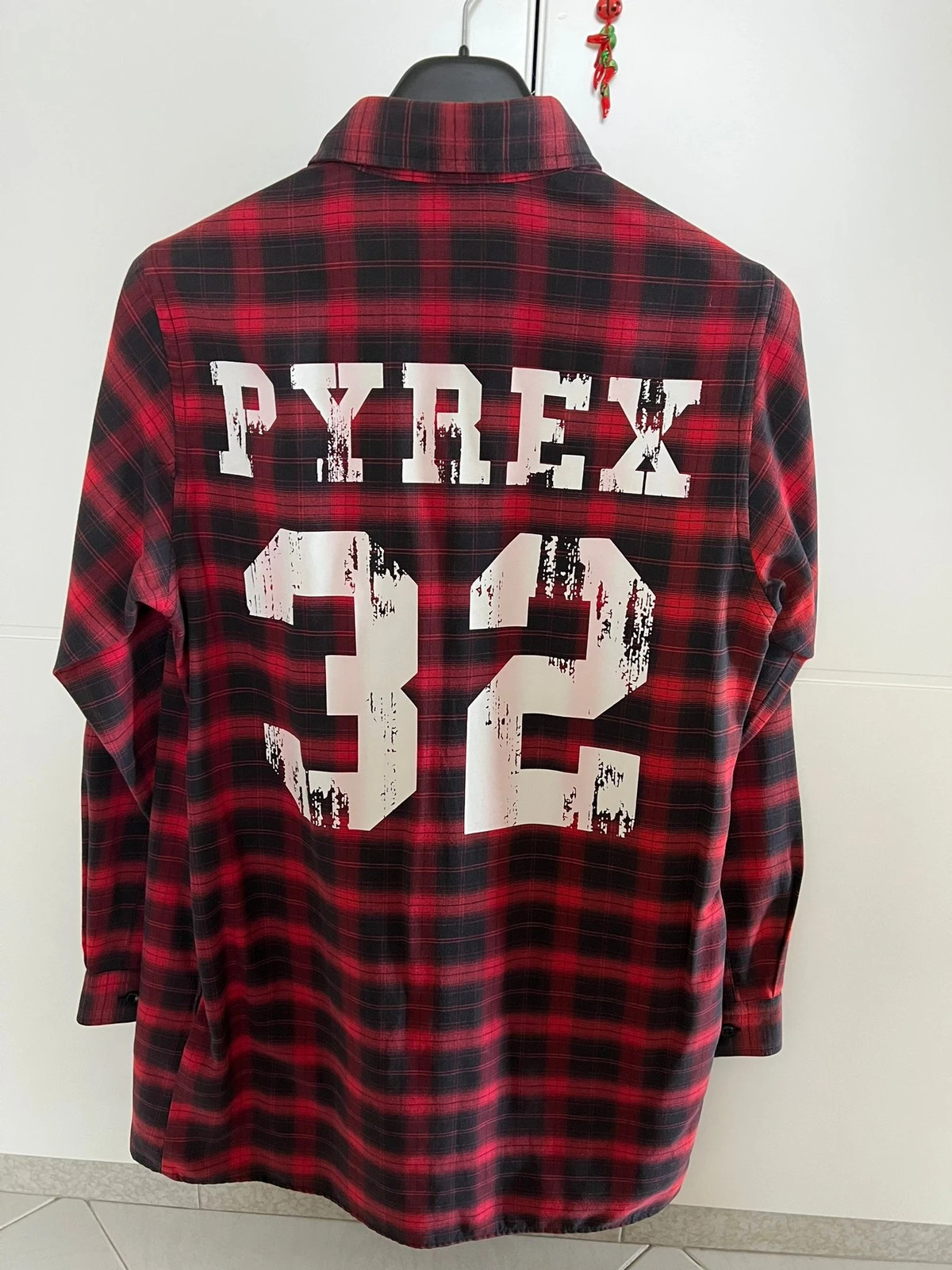 Camicia Pyrex fantasia a quadri rossa e nera, ottime condizioni