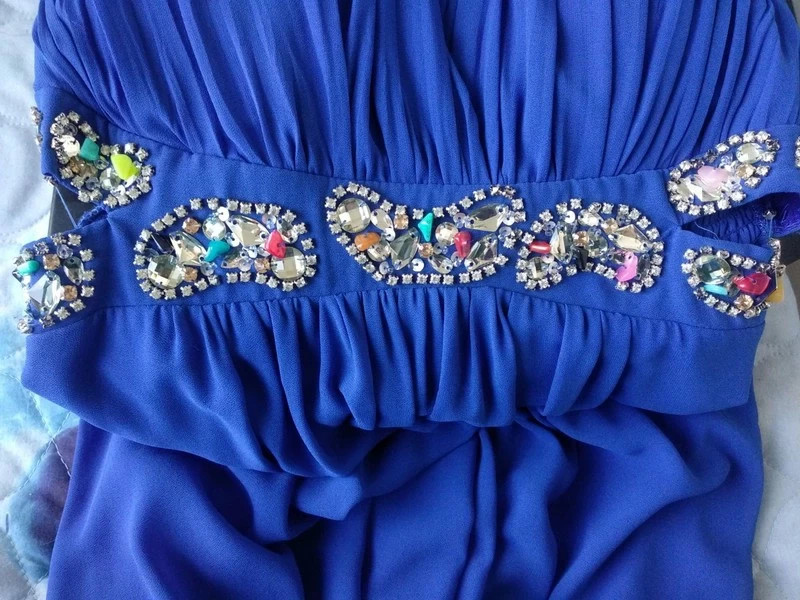 Vestido de cerimônia azul com brilhantes de várias cores