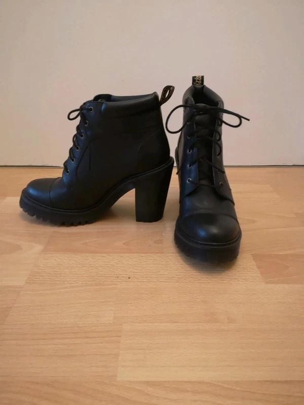Dr. Martens Averil