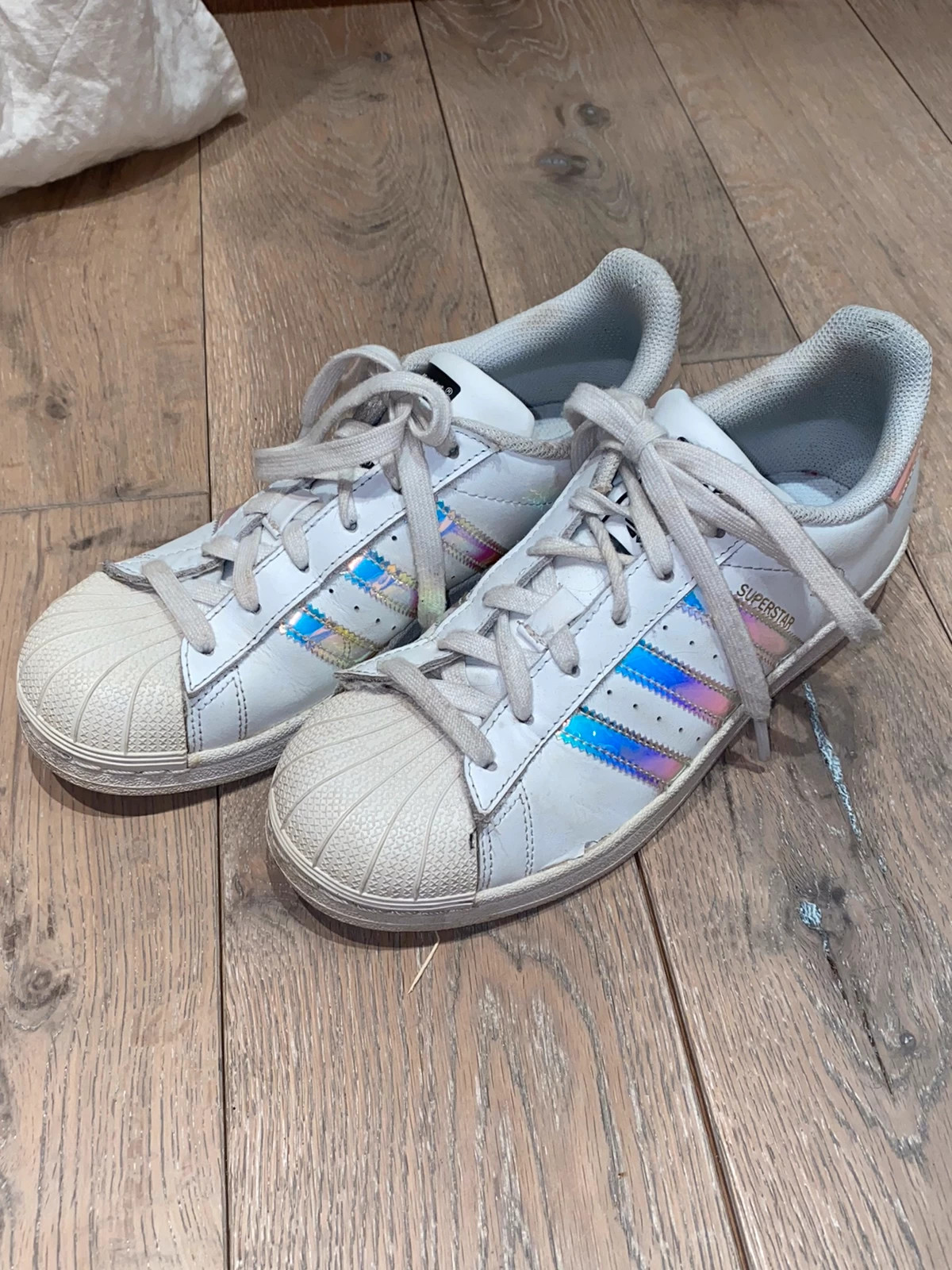 Adidas superstar hotsell weiß holographic