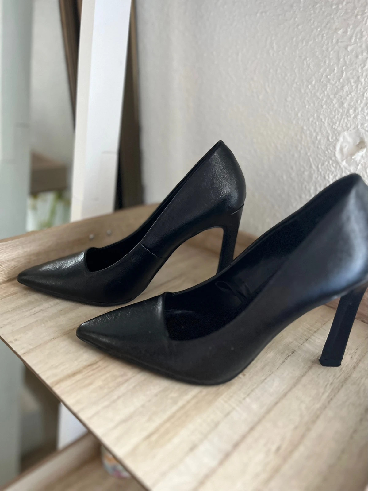 Zapatos negros, chúpame la punta