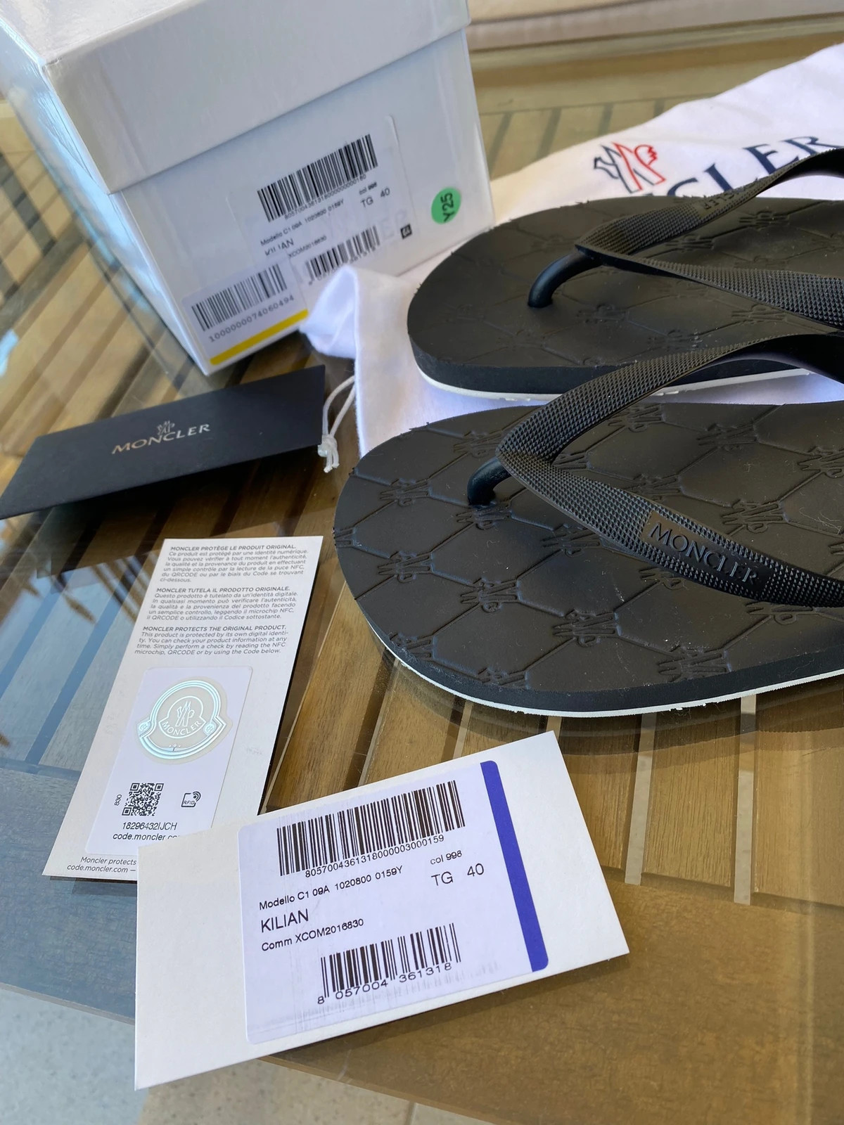 Moncler kilian deals flip flops